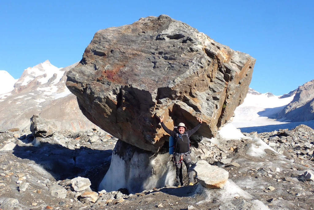 Manolet sosteniendo una enorme roca del Glaciar Aletsch